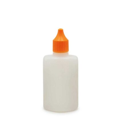 PE-Flasche aus weichem Material mit einem Füllvolumen von 50ml mit spitzer Füllnadel und kindersicherem Verschluss.