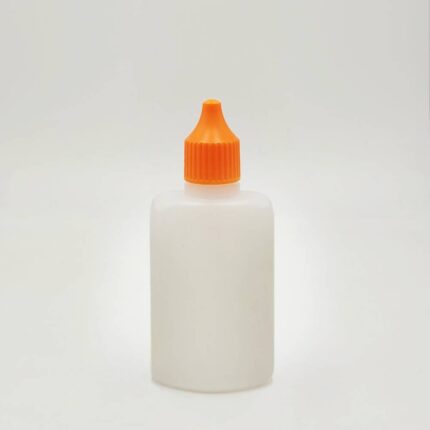 PE-Flasche aus weichem Material mit einem Füllvolumen von 50ml mit spitzer Füllnadel und kindersicherem Verschluss.
