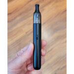 Geekvape Wenax M2 liegt in der Hand zum Größenvergleich.