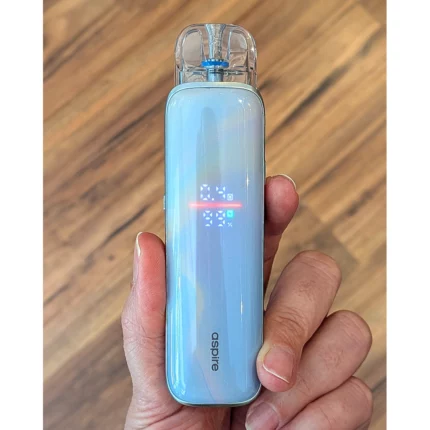 Aspire Pixo Max Pod Kit liegt in der Hand zum Größenvergleich.